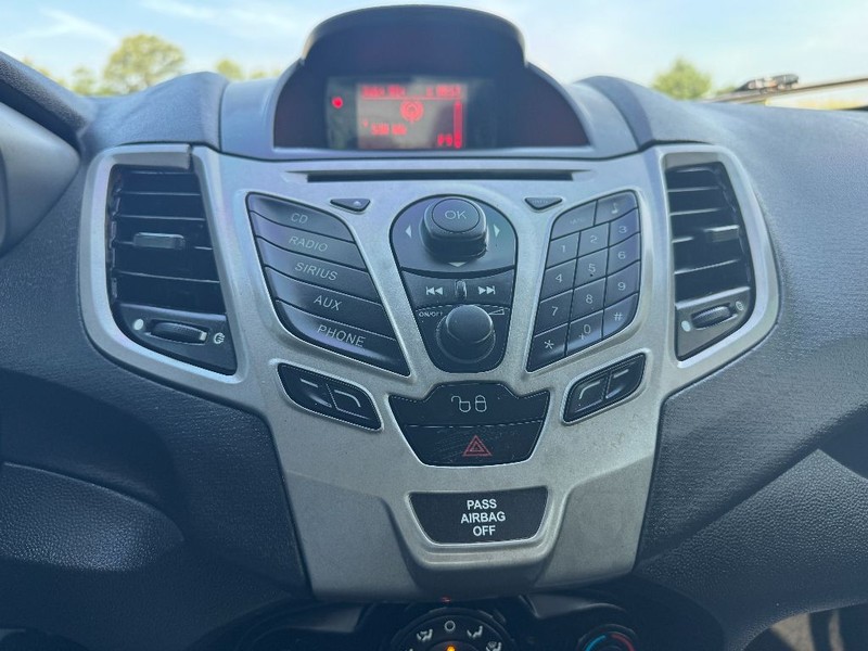 Ford Fiesta Sedan Vehicle Full-screen Gallery Image 29