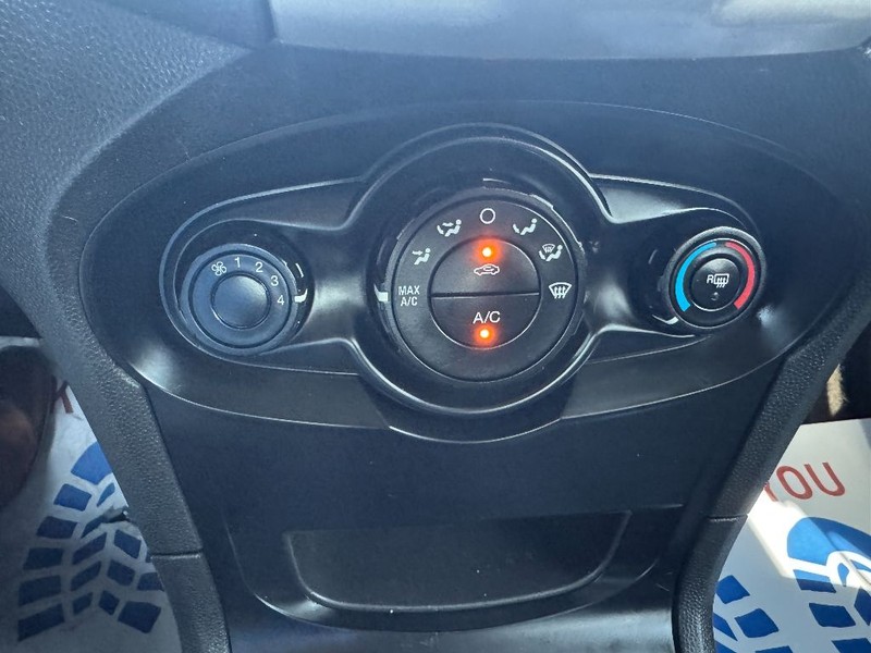 Ford Fiesta Sedan Vehicle Full-screen Gallery Image 30