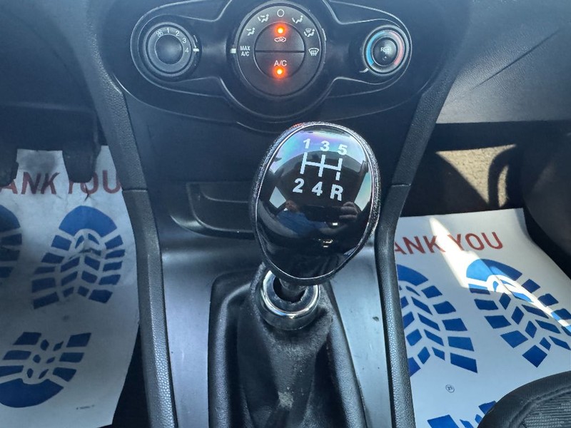 Ford Fiesta Sedan Vehicle Full-screen Gallery Image 31