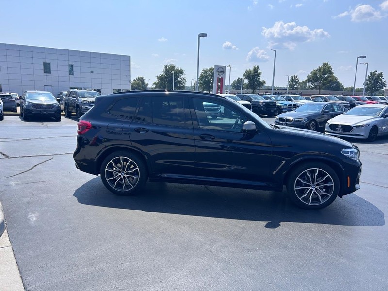 BMW X3 Vehicle Full-screen Gallery Image 04