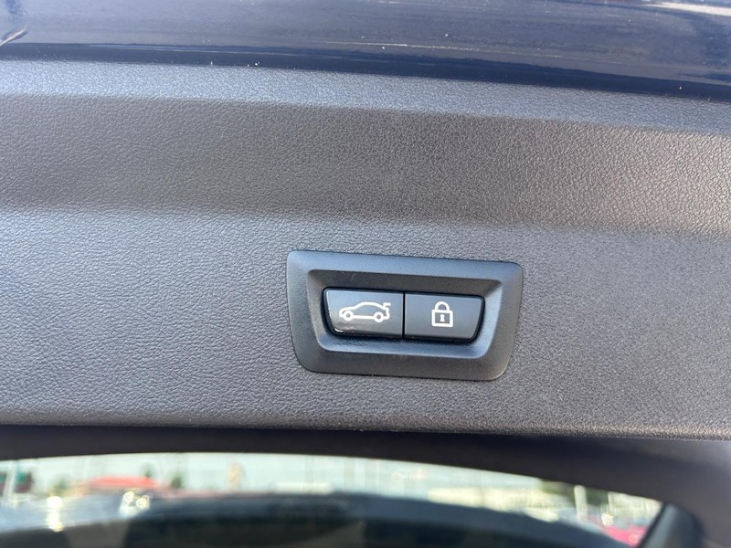 BMW X3 Vehicle Full-screen Gallery Image 08