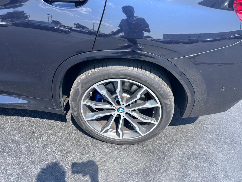 BMW X3 Vehicle Full-screen Gallery Image 09