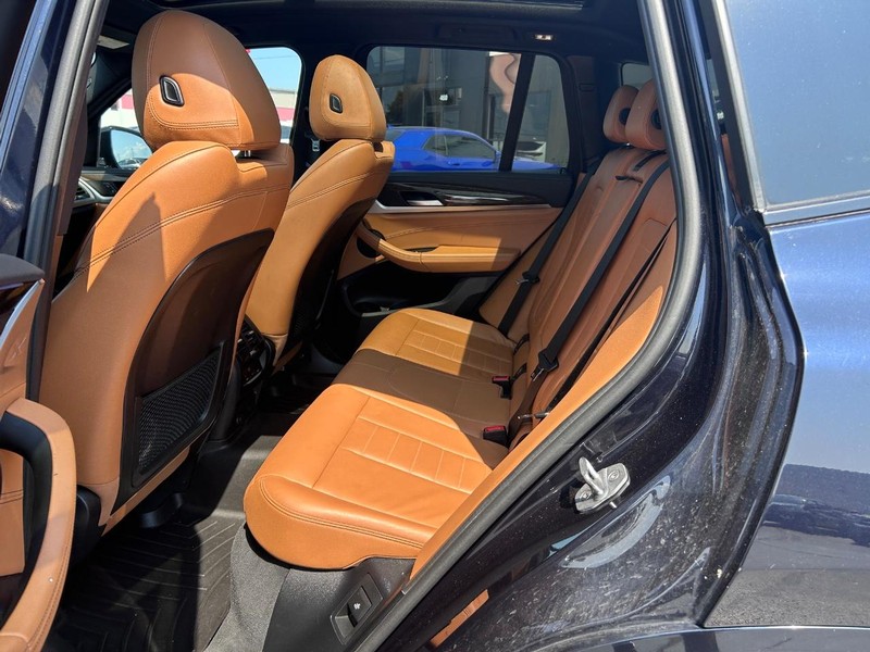 BMW X3 Vehicle Full-screen Gallery Image 10