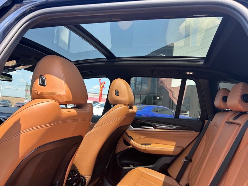 BMW X3 Vehicle Full-screen Gallery Image 11