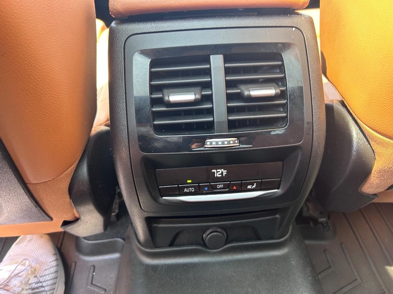 BMW X3 Vehicle Full-screen Gallery Image 12