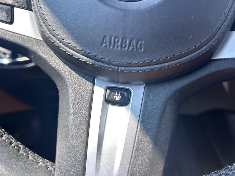 BMW X3 Vehicle Full-screen Gallery Image 16