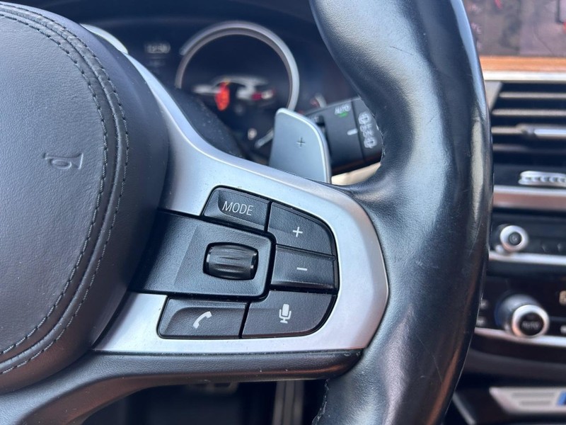 BMW X3 Vehicle Full-screen Gallery Image 17