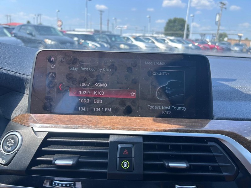 BMW X3 Vehicle Full-screen Gallery Image 18