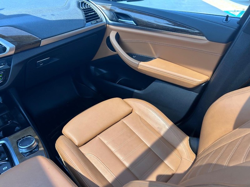 BMW X3 Vehicle Full-screen Gallery Image 21