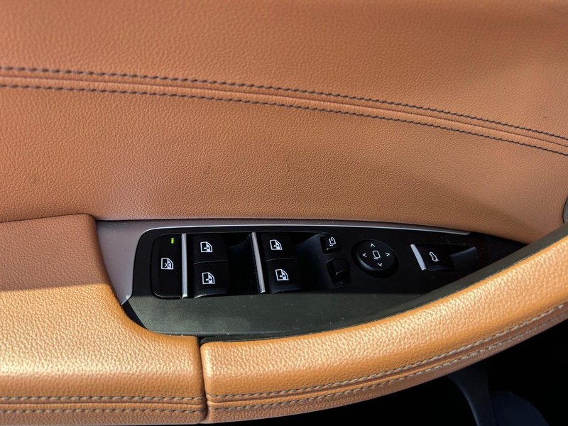 BMW X3 Vehicle Full-screen Gallery Image 22