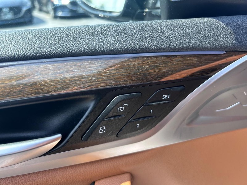 BMW X3 Vehicle Full-screen Gallery Image 23