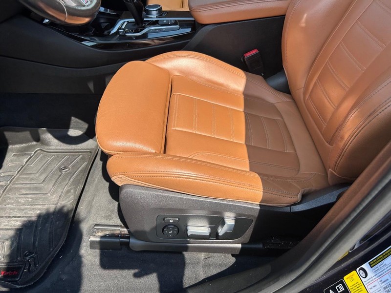 BMW X3 Vehicle Full-screen Gallery Image 24