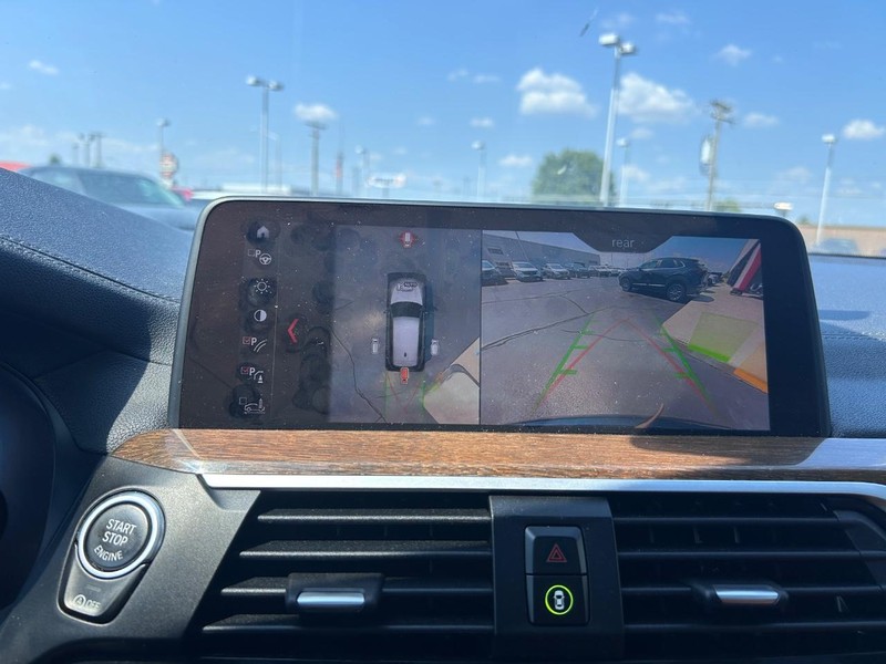 BMW X3 Vehicle Full-screen Gallery Image 26