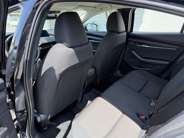 Mazda Mazda3 Sedan Vehicle Full-screen Gallery Image 16