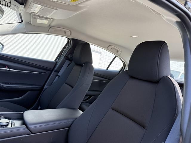 Mazda Mazda3 Sedan Vehicle Full-screen Gallery Image 17