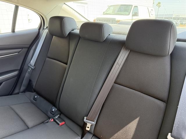 Mazda Mazda3 Sedan Vehicle Full-screen Gallery Image 18