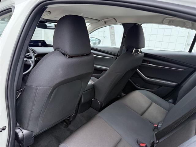 Mazda Mazda3 Sedan Vehicle Full-screen Gallery Image 17