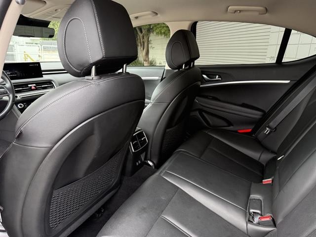 Genesis G70 Vehicle Full-screen Gallery Image 16