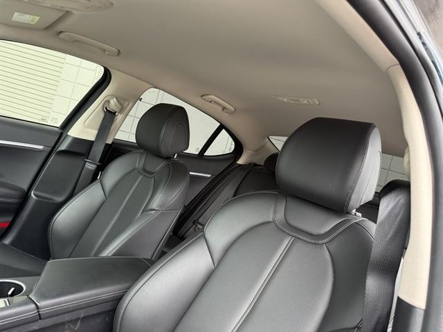 Genesis G70 Vehicle Full-screen Gallery Image 17