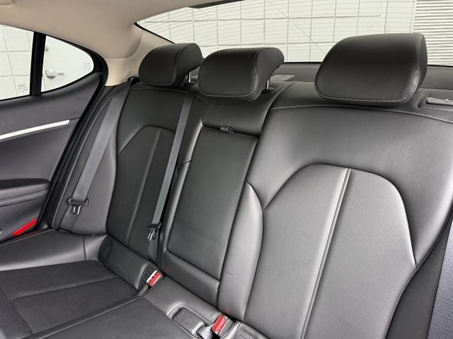 Genesis G70 Vehicle Full-screen Gallery Image 18