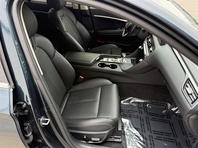 Genesis G70 Vehicle Full-screen Gallery Image 19