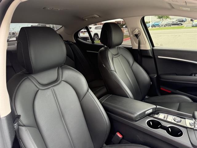 Genesis G70 Vehicle Full-screen Gallery Image 20