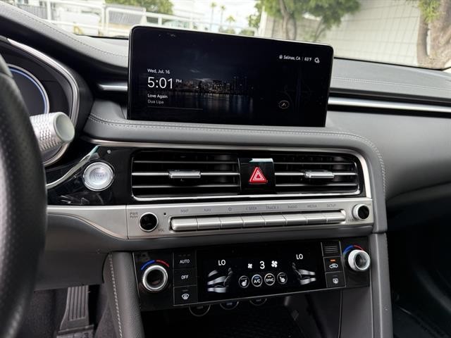 Genesis G70 Vehicle Full-screen Gallery Image 22