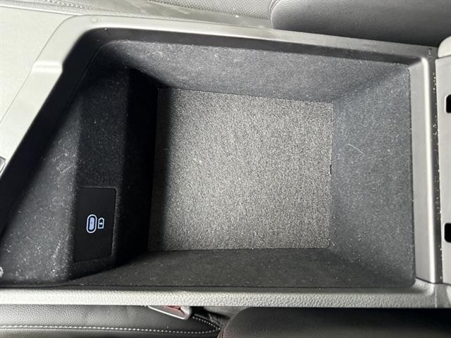 Genesis G70 Vehicle Full-screen Gallery Image 24