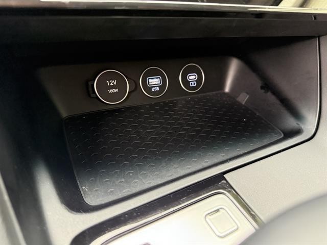 Genesis G70 Vehicle Full-screen Gallery Image 25