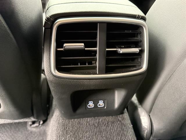 Genesis G70 Vehicle Full-screen Gallery Image 26