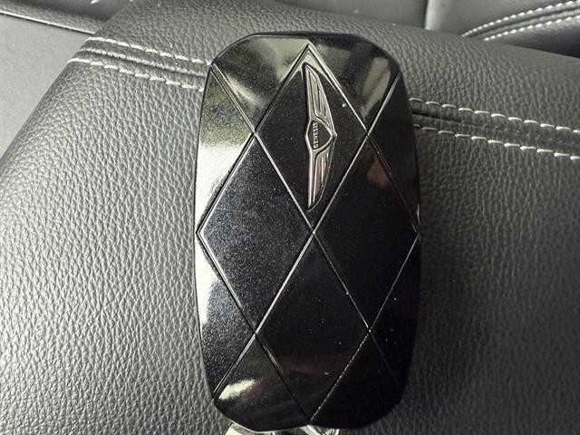 Genesis G70 Vehicle Full-screen Gallery Image 30