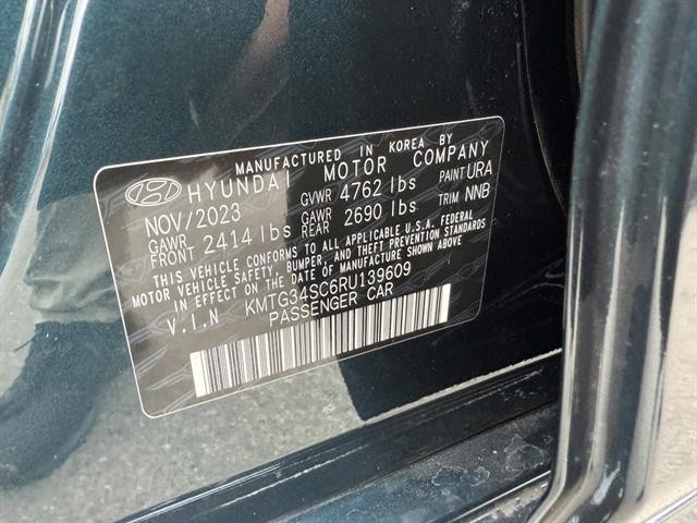 Genesis G70 Vehicle Full-screen Gallery Image 31