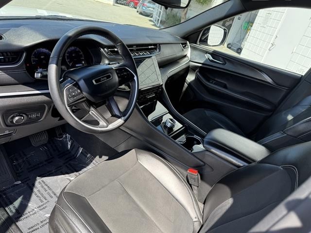 Jeep Grand Cherokee L Vehicle Full-screen Gallery Image 02