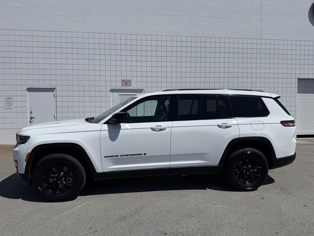 Jeep Grand Cherokee L Vehicle Full-screen Gallery Image 03