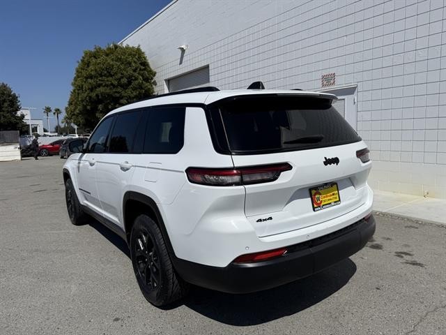 Jeep Grand Cherokee L Vehicle Full-screen Gallery Image 04