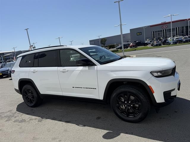 Jeep Grand Cherokee L Vehicle Full-screen Gallery Image 07