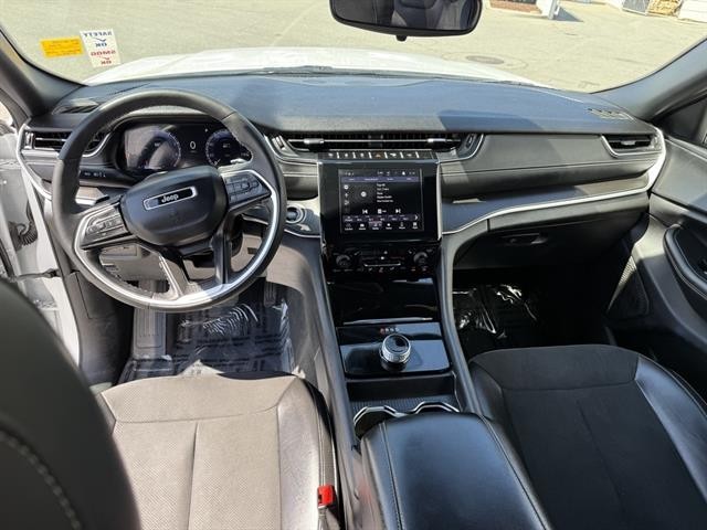 Jeep Grand Cherokee L Vehicle Full-screen Gallery Image 14