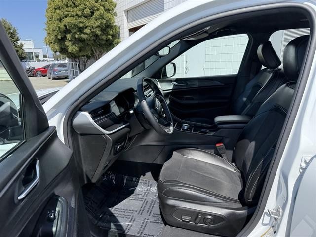 Jeep Grand Cherokee L Vehicle Full-screen Gallery Image 15