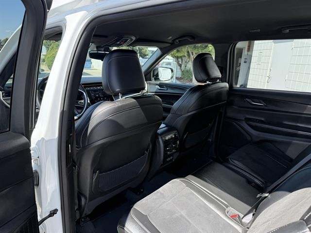 Jeep Grand Cherokee L Vehicle Full-screen Gallery Image 16