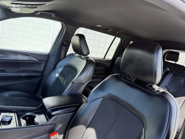 Jeep Grand Cherokee L Vehicle Full-screen Gallery Image 17