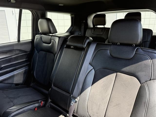 Jeep Grand Cherokee L Vehicle Full-screen Gallery Image 18