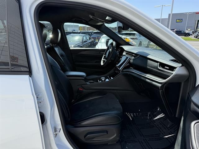 Jeep Grand Cherokee L Vehicle Full-screen Gallery Image 20