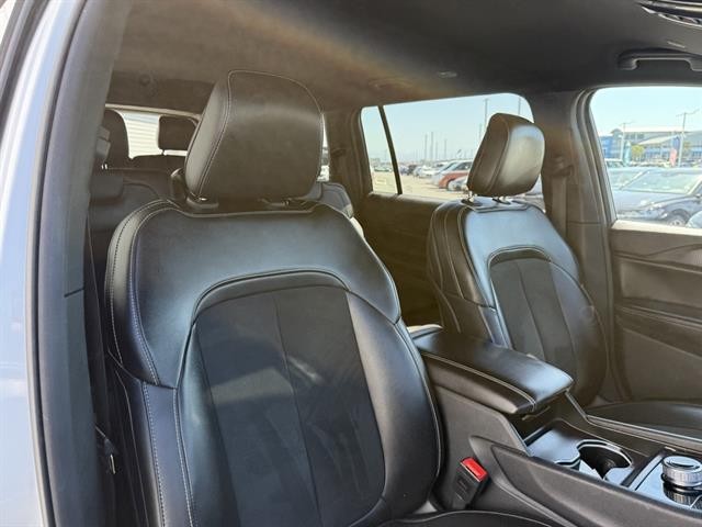 Jeep Grand Cherokee L Vehicle Full-screen Gallery Image 21