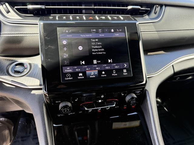 Jeep Grand Cherokee L Vehicle Full-screen Gallery Image 23