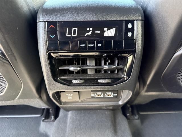 Jeep Grand Cherokee L Vehicle Full-screen Gallery Image 26