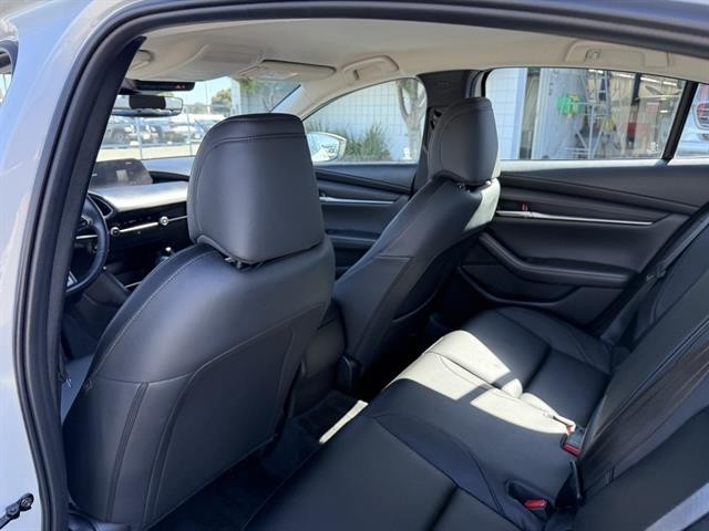 Mazda Mazda3 Sedan Vehicle Full-screen Gallery Image 17