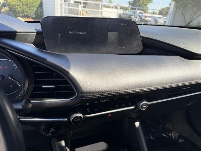 Mazda Mazda3 Sedan Vehicle Full-screen Gallery Image 21