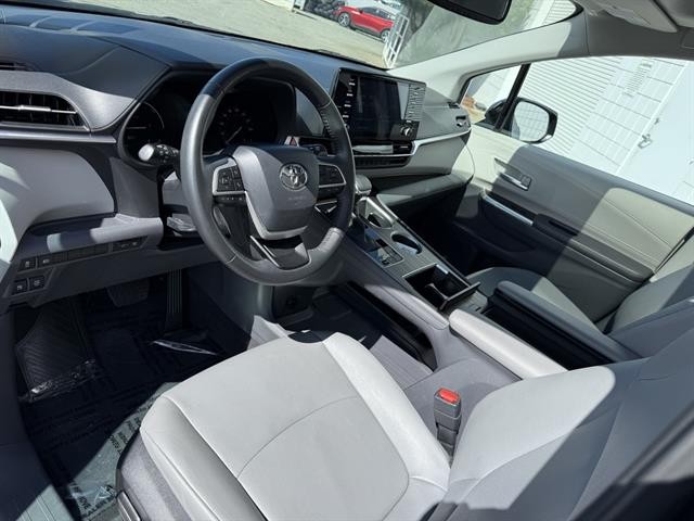 Toyota Sienna Vehicle Full-screen Gallery Image 02