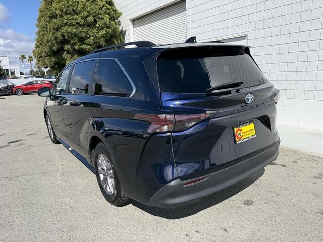 Toyota Sienna Vehicle Full-screen Gallery Image 04
