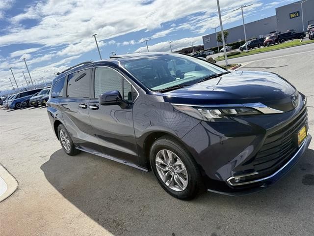 Toyota Sienna Vehicle Full-screen Gallery Image 07